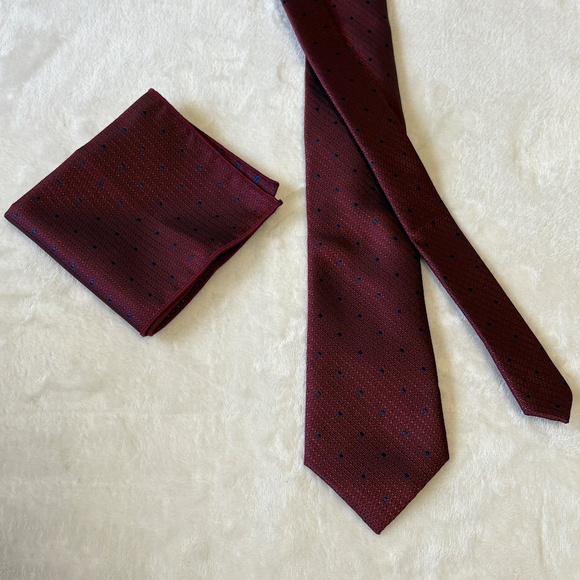 100% Silk Designer 58" Necktie & Matching Pocket Square Set Red W/Blue Polka Dot - Picture 2 of 5